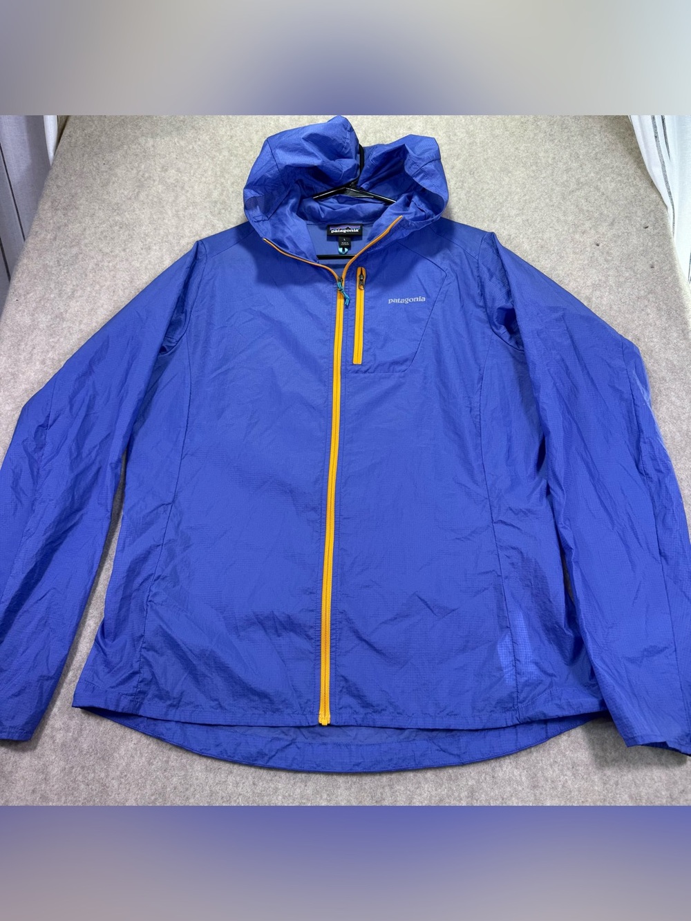 Patagonia Womens “Houdini” Featherweight Collapsable Jacket in Violet Blue Sz L